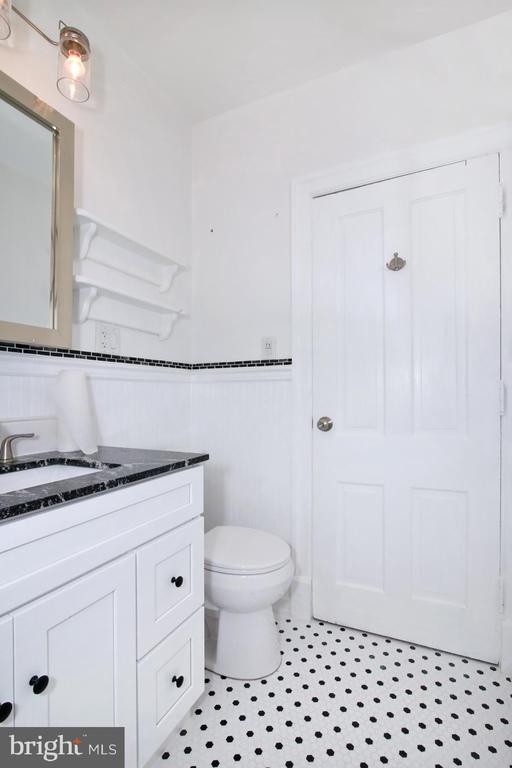 17 E High St