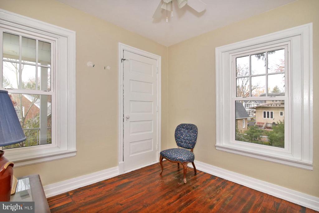 17 E High St