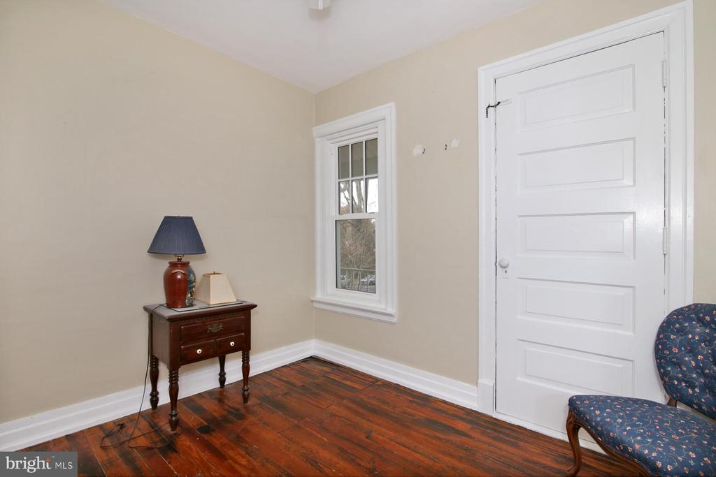 17 E High St
