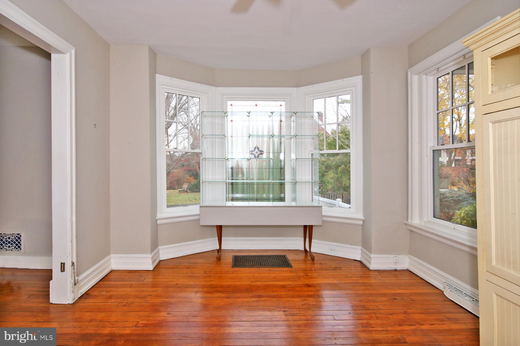 17 E High St