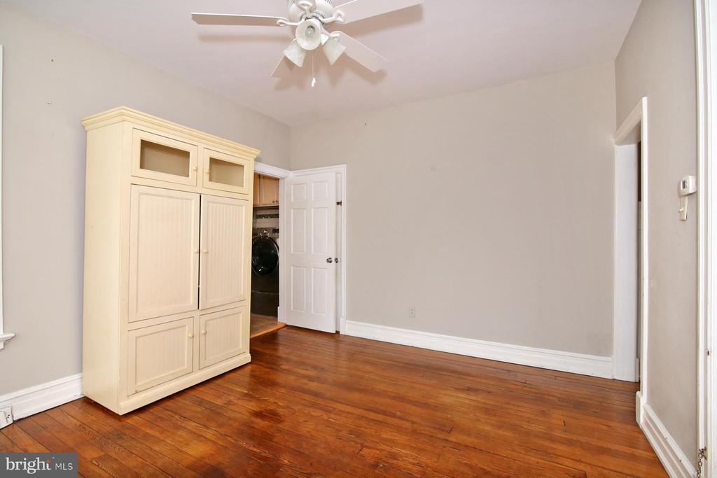 17 E High St