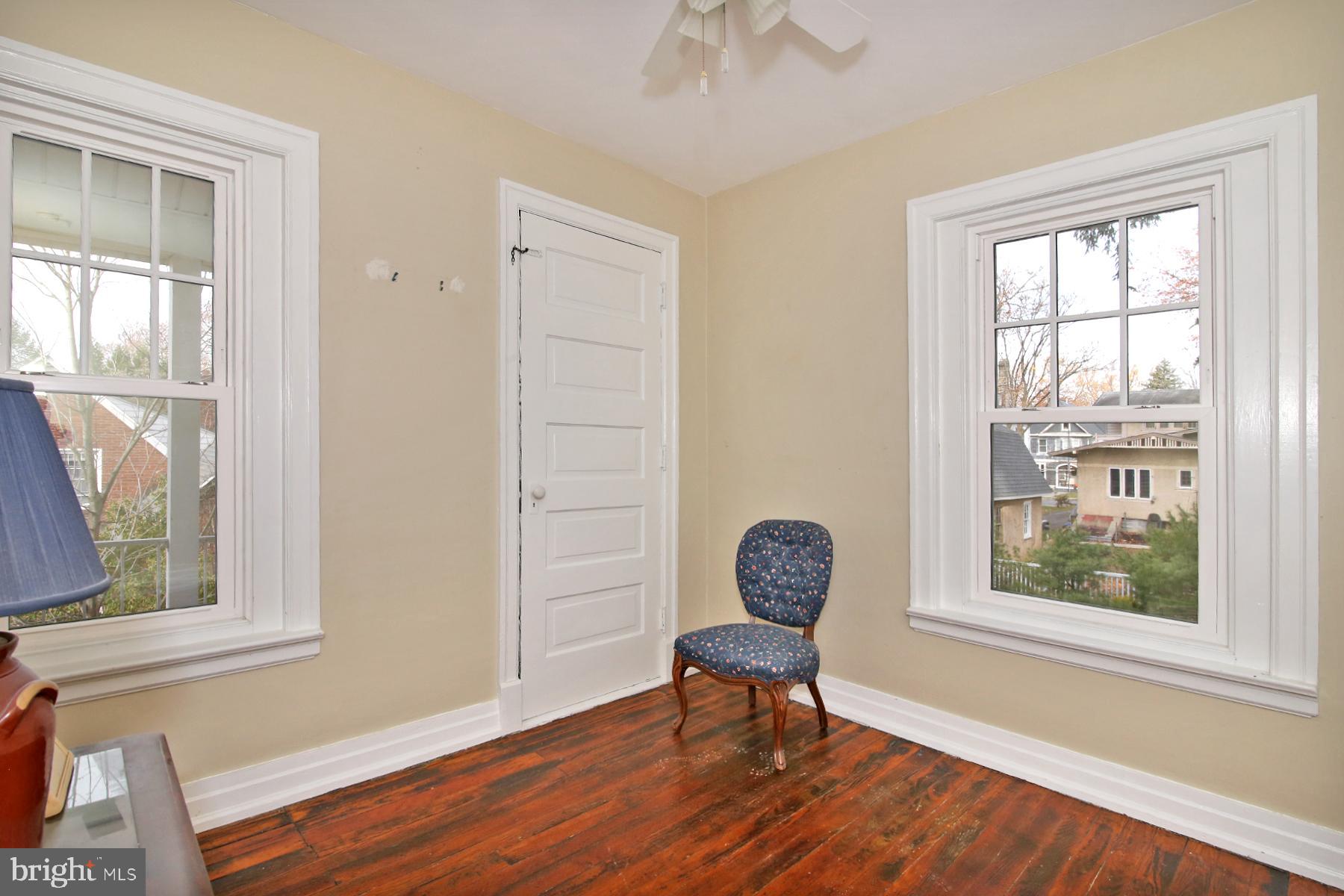 17 E High St