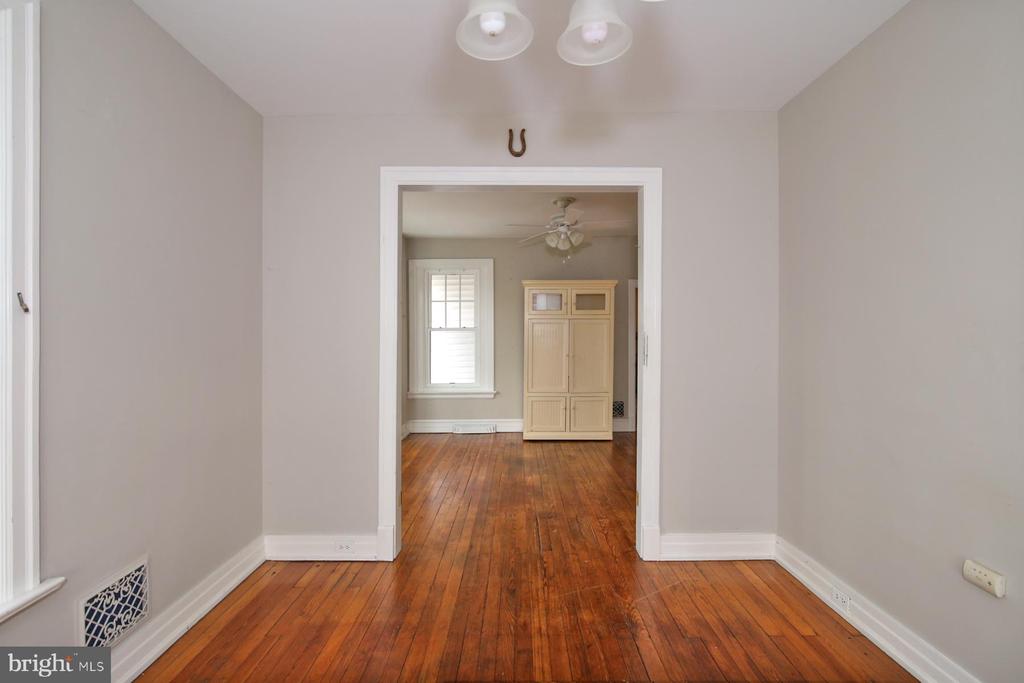 17 E High St