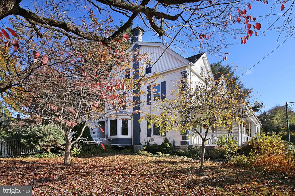 17 E High St