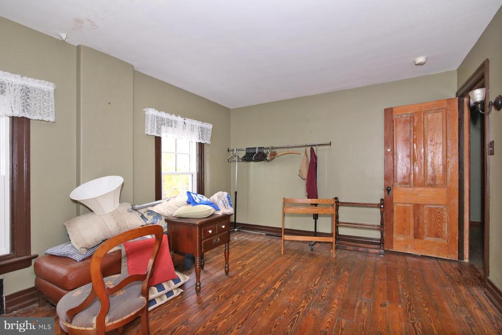 17 E High St