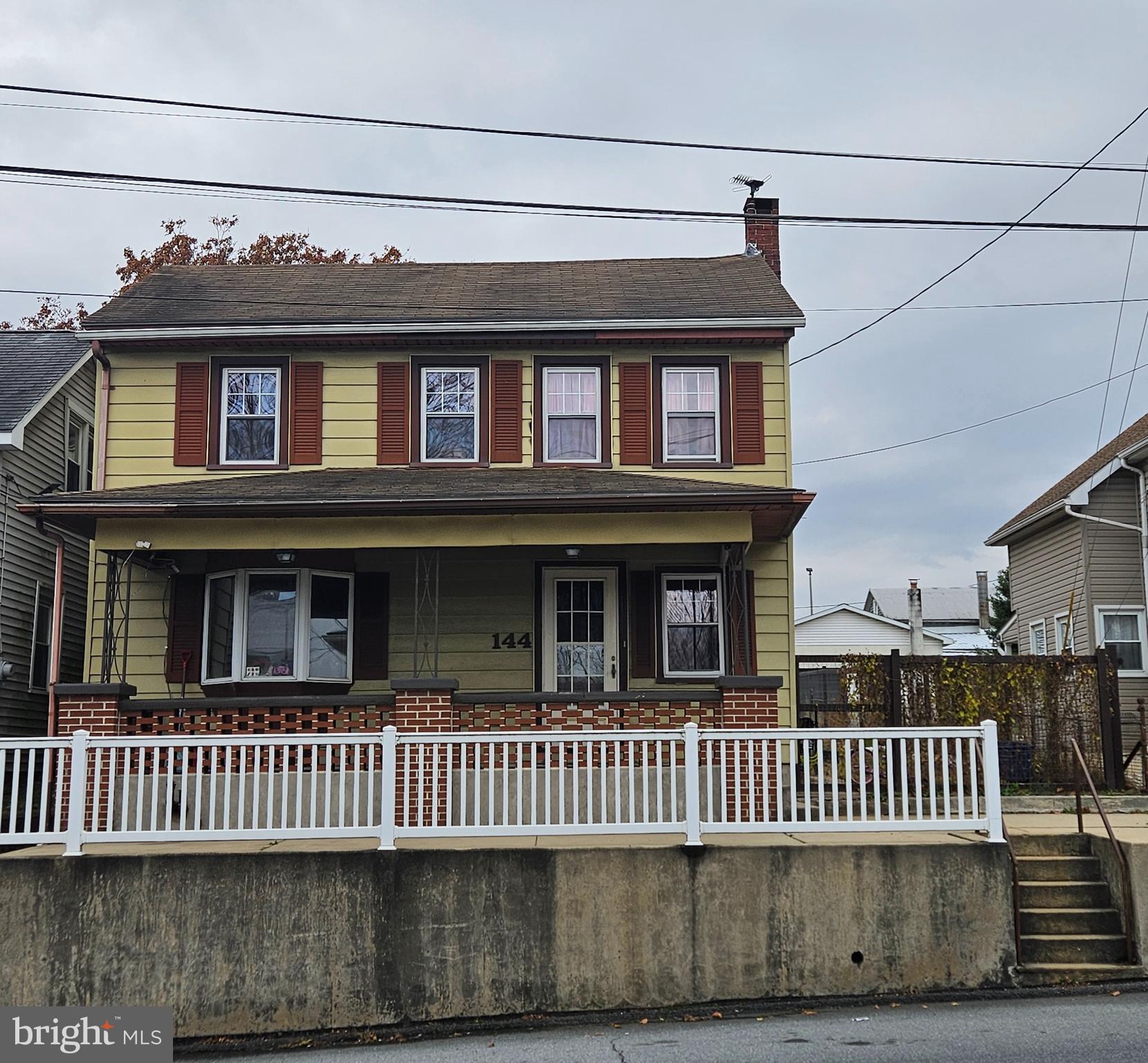 144 E Main St