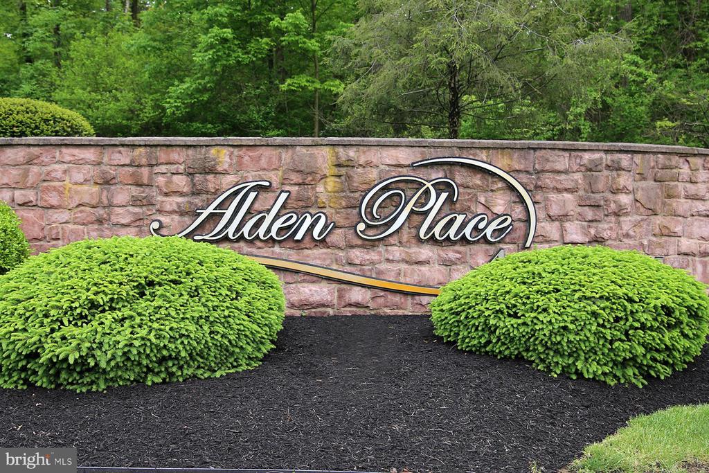 1076 ALDEN WAY