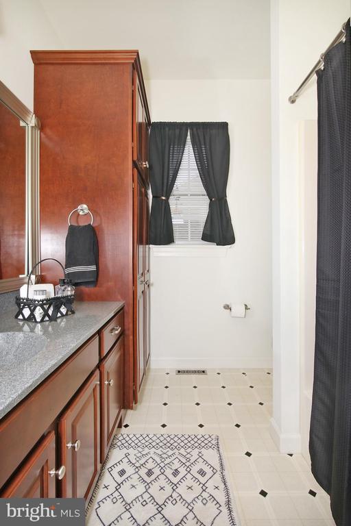33 STRATHFORD DR L-0026 DRIVE
