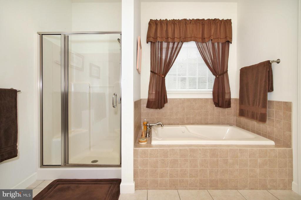 33 STRATHFORD DR L-0026 DRIVE