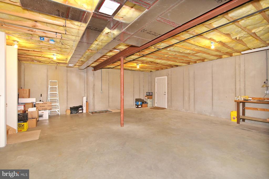 33 STRATHFORD DR L-0026 DRIVE