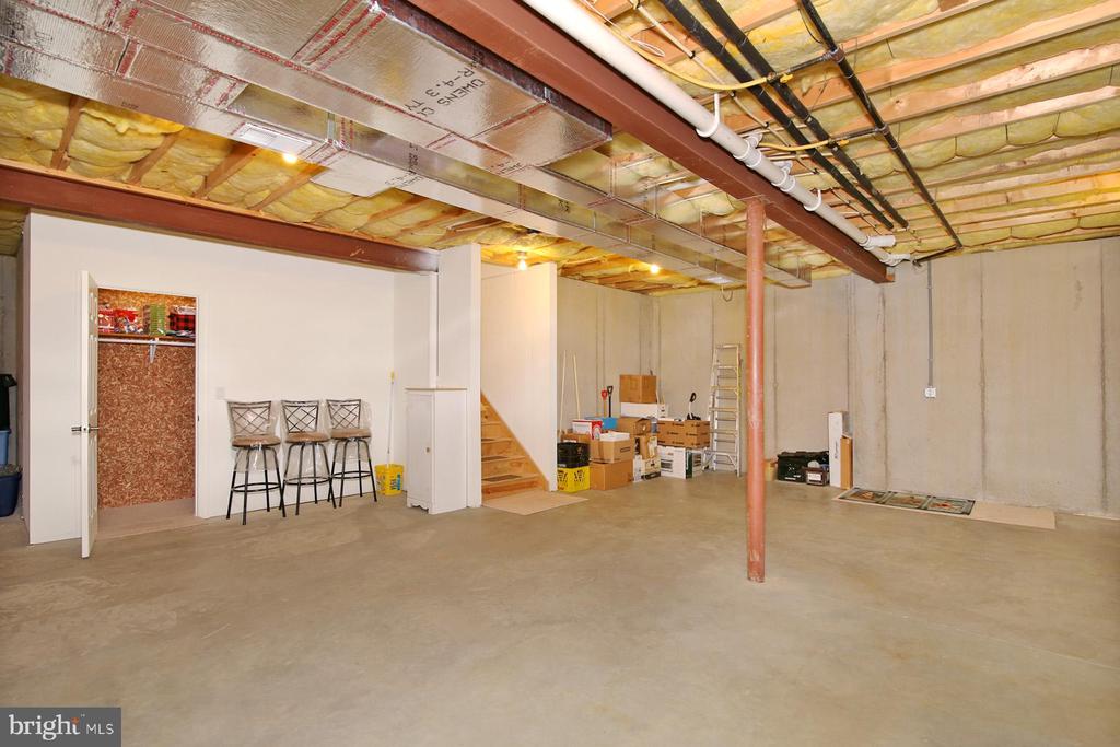 33 STRATHFORD DR L-0026 DRIVE
