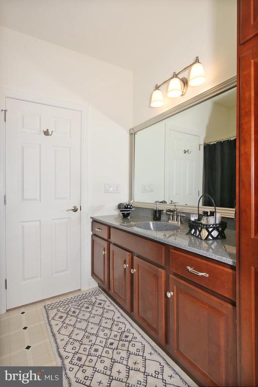 33 STRATHFORD DR L-0026 DRIVE