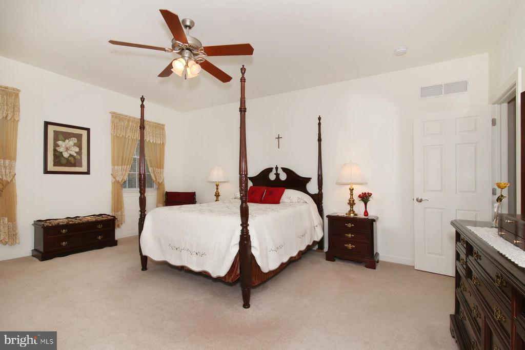 33 STRATHFORD DR L-0026 DRIVE