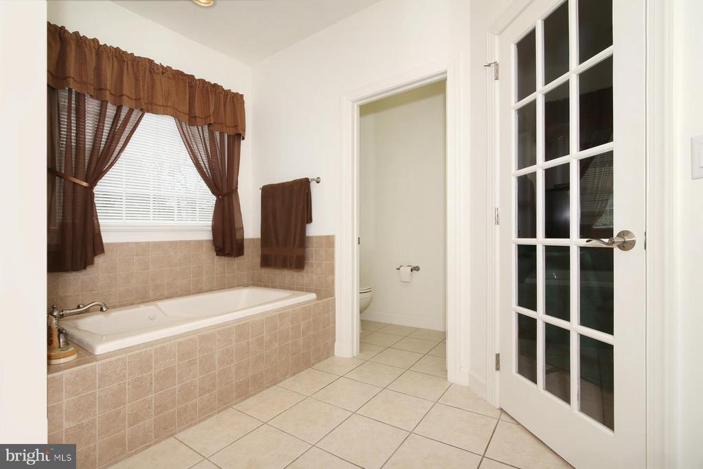 33 STRATHFORD DR L-0026 DRIVE