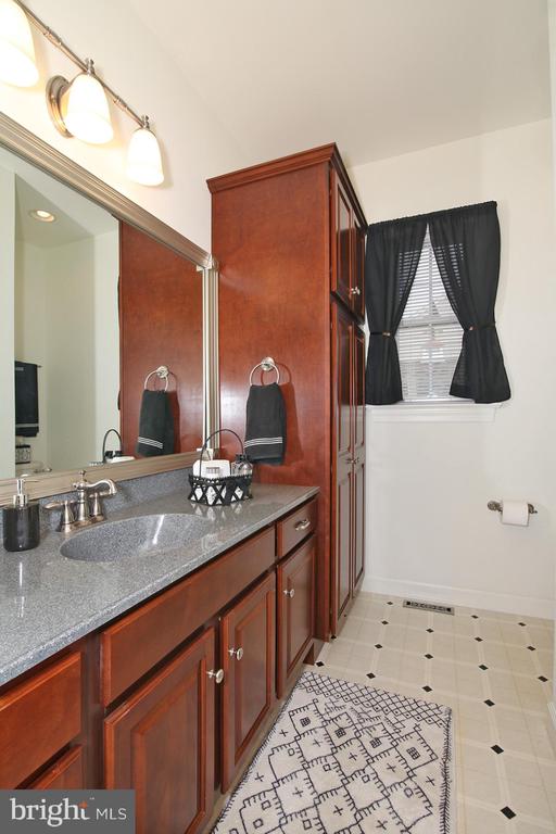 33 STRATHFORD DR L-0026 DRIVE