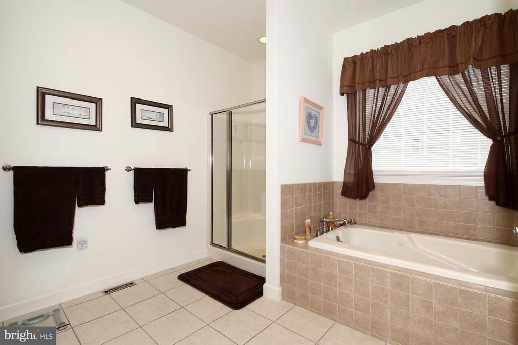 33 STRATHFORD DR L-0026 DRIVE