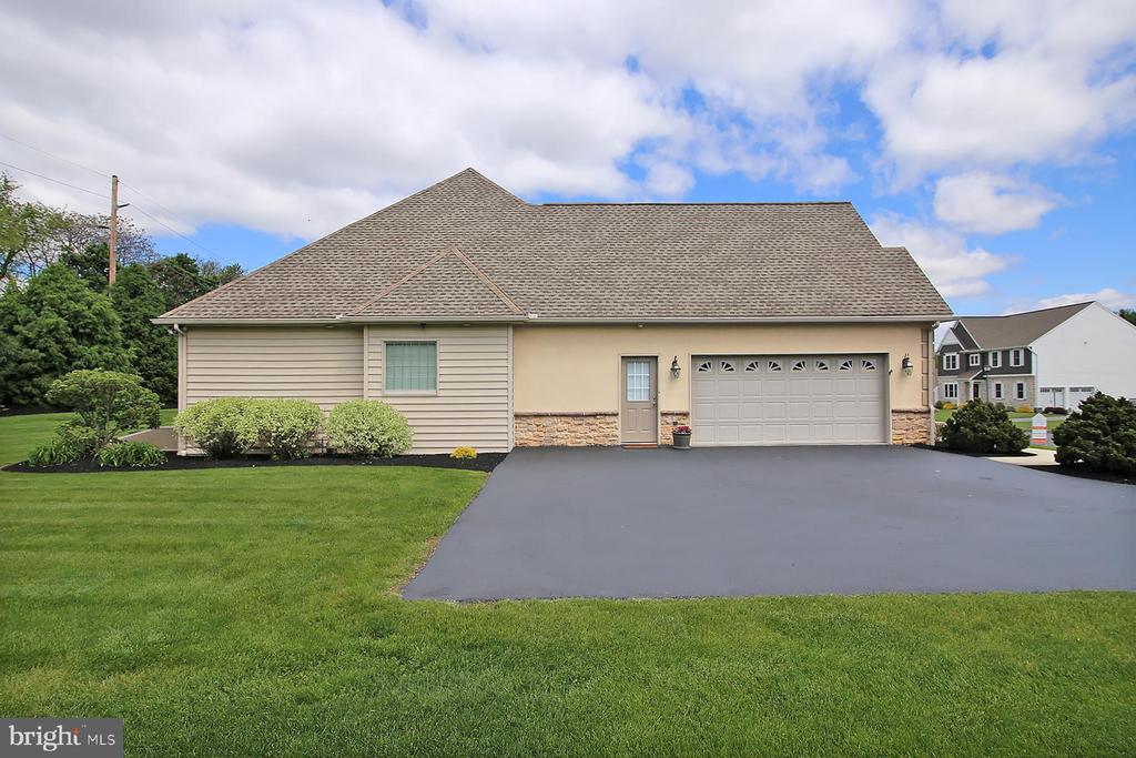 33 STRATHFORD DR L-0026 DRIVE