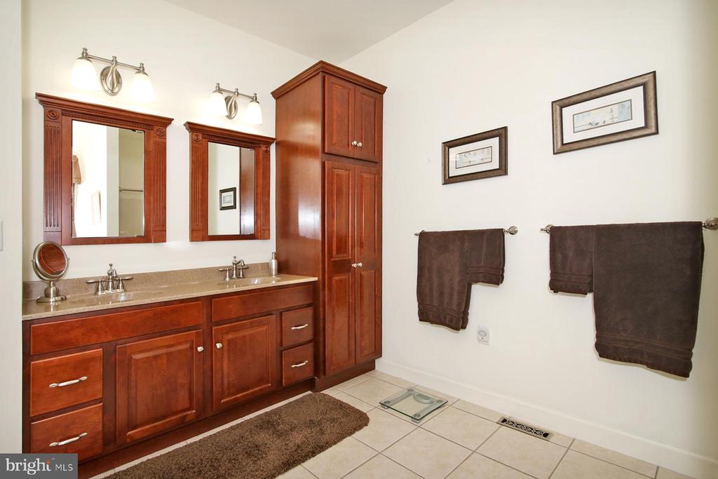 33 STRATHFORD DR L-0026 DRIVE
