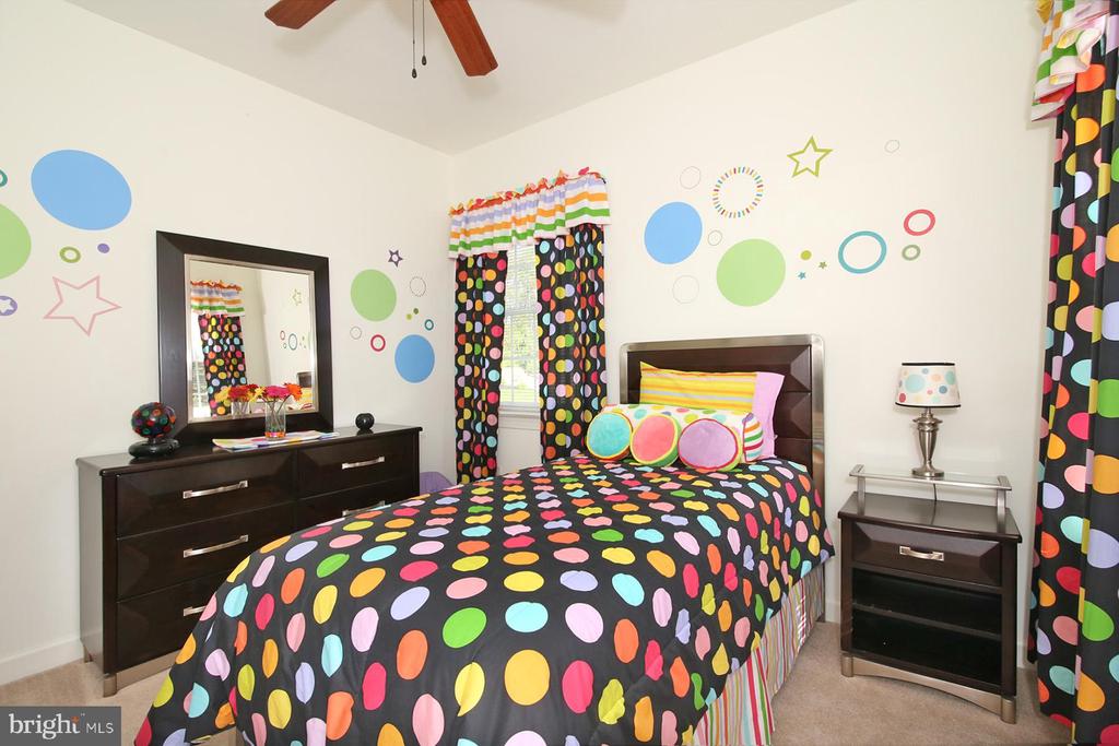33 STRATHFORD DR L-0026 DRIVE