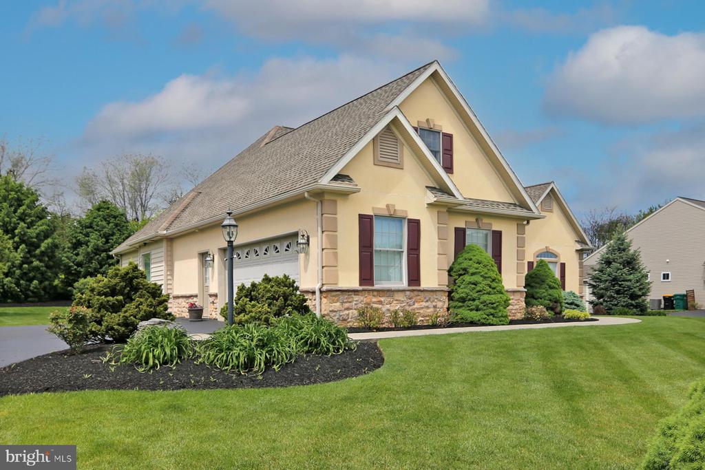 33 STRATHFORD DR L-0026 DRIVE