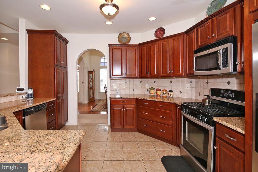 33 STRATHFORD DR L-0026 DRIVE