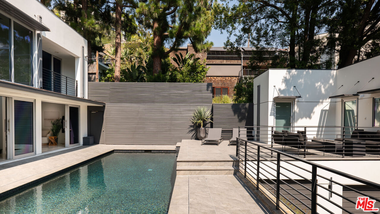 1545 Sunset Plaza Dr