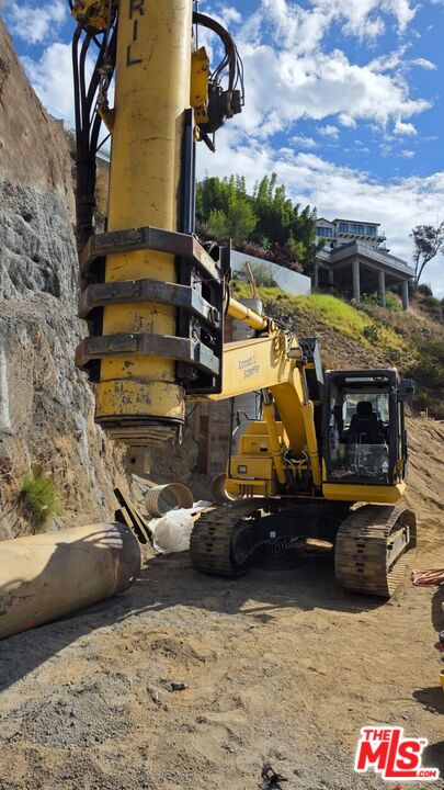 2004 Sunset Plaza Dr