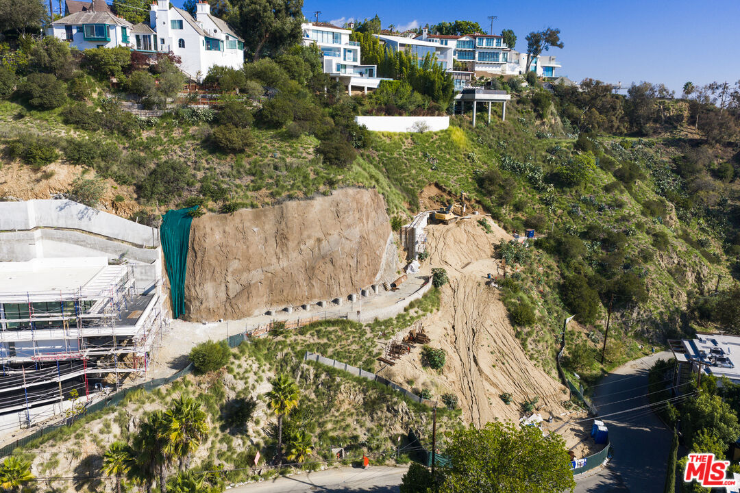 2004 Sunset Plaza Dr