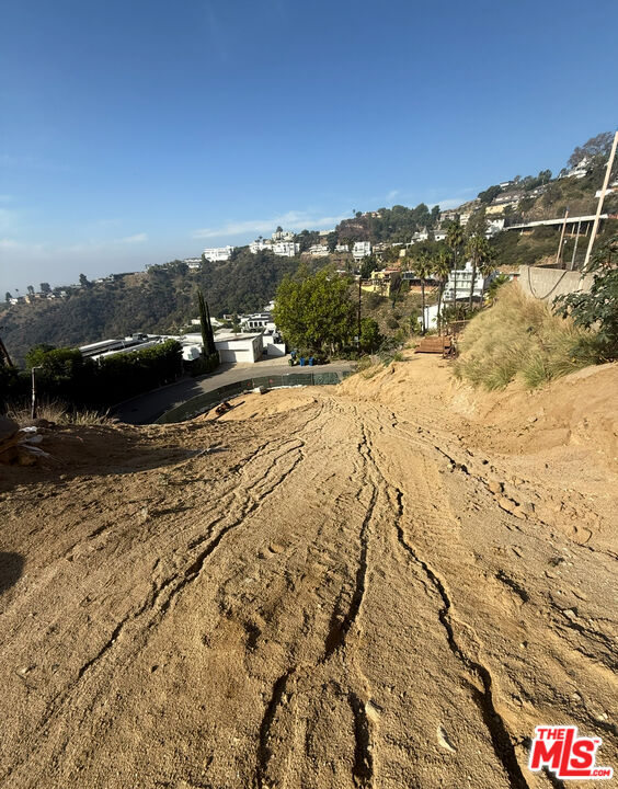 2004 Sunset Plaza Dr