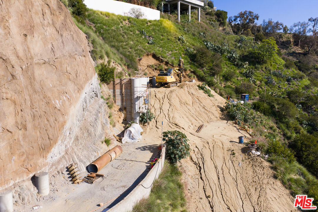 2004 Sunset Plaza Dr