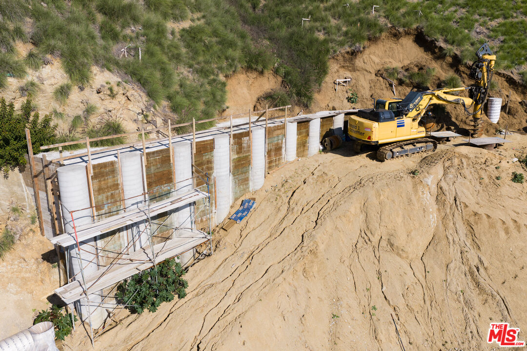 2004 Sunset Plaza Dr