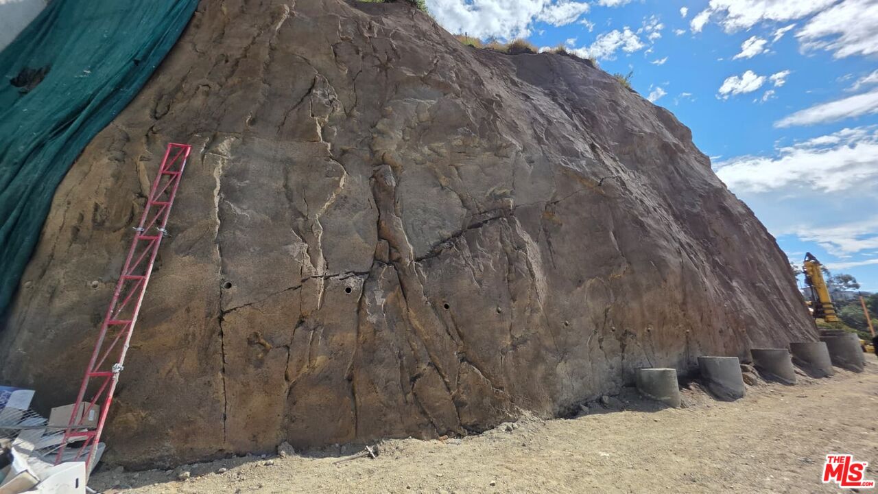 2004 Sunset Plaza Dr