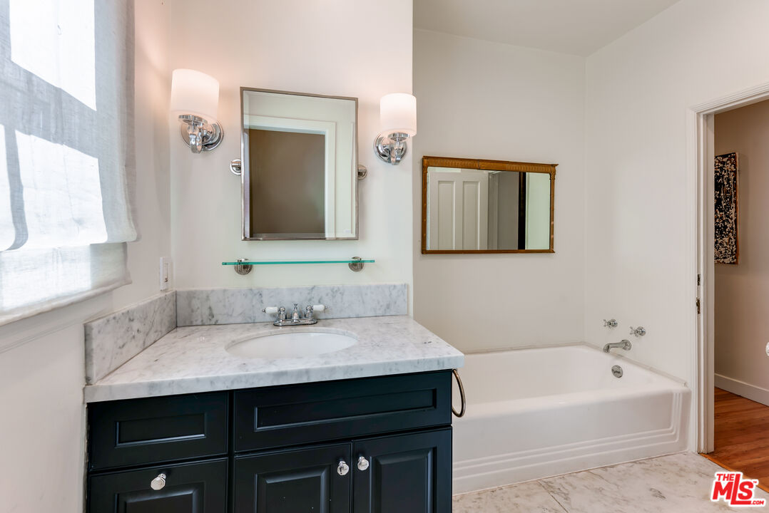 1014 N Doheny Dr