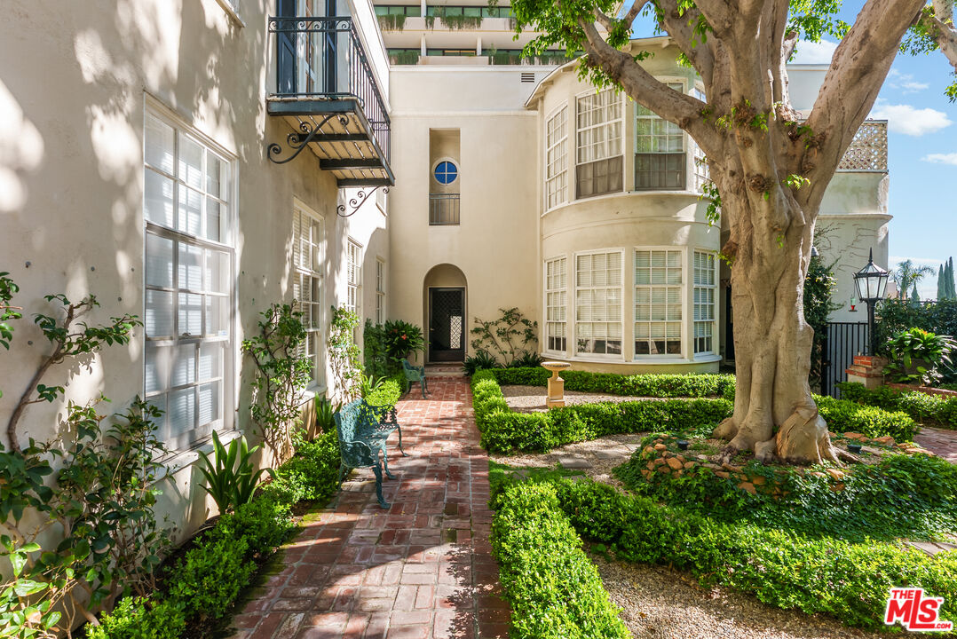 1014 N Doheny Dr