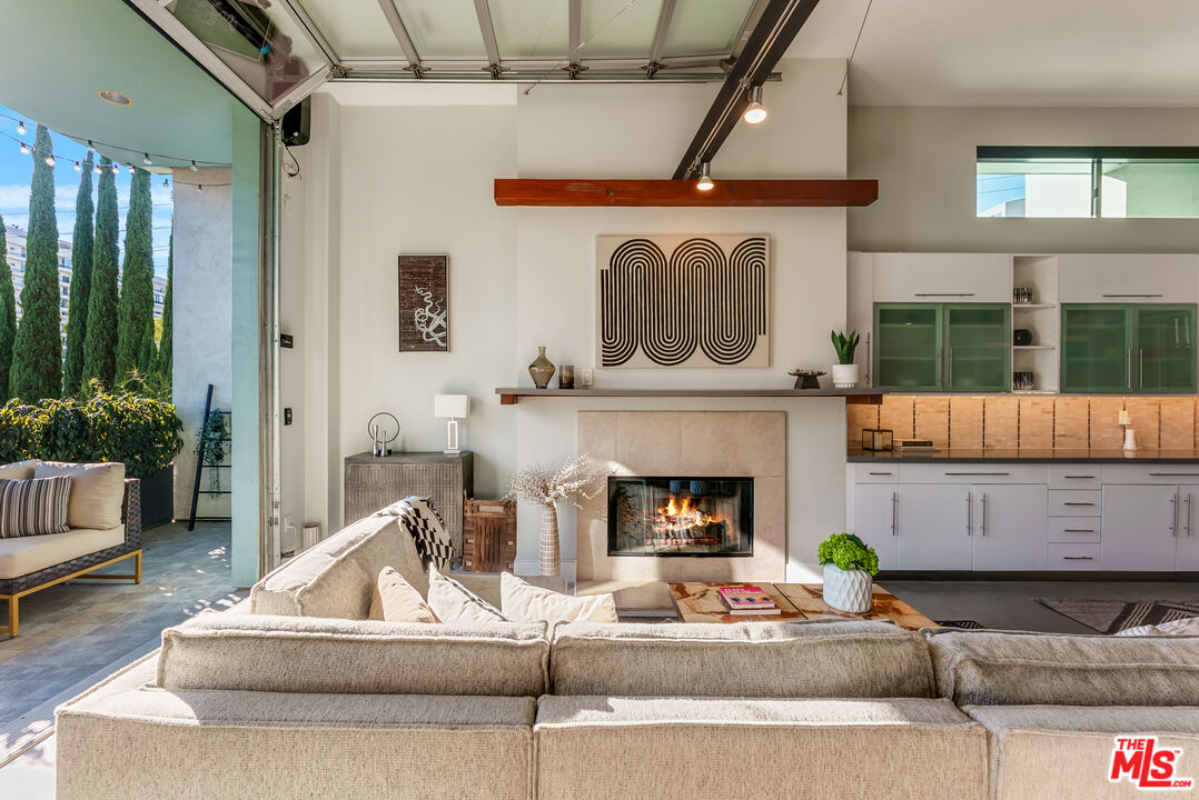 1152 N La Cienega Blvd Unit: 201