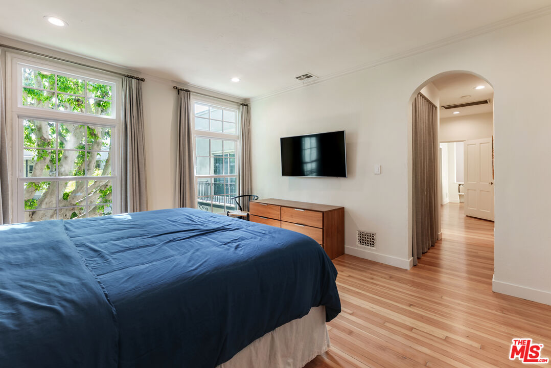 1014 N Doheny Dr