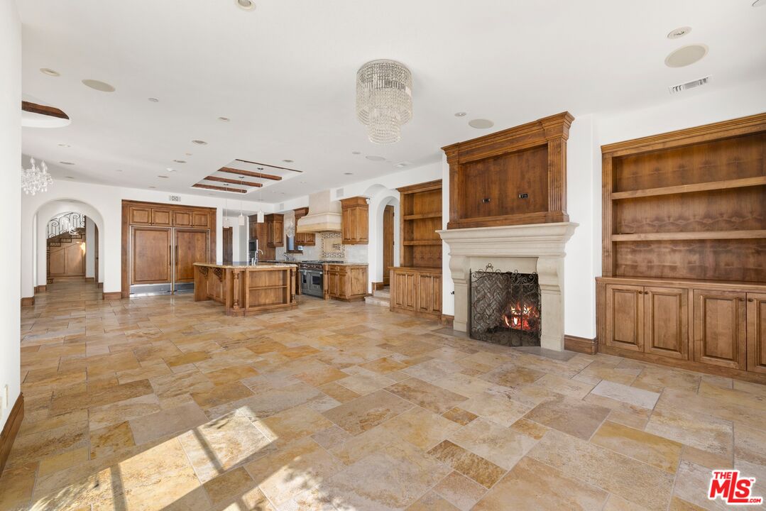 1111 Stradella Rd