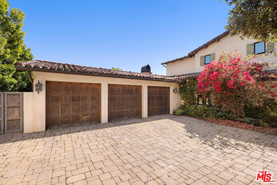 1111 Stradella Rd