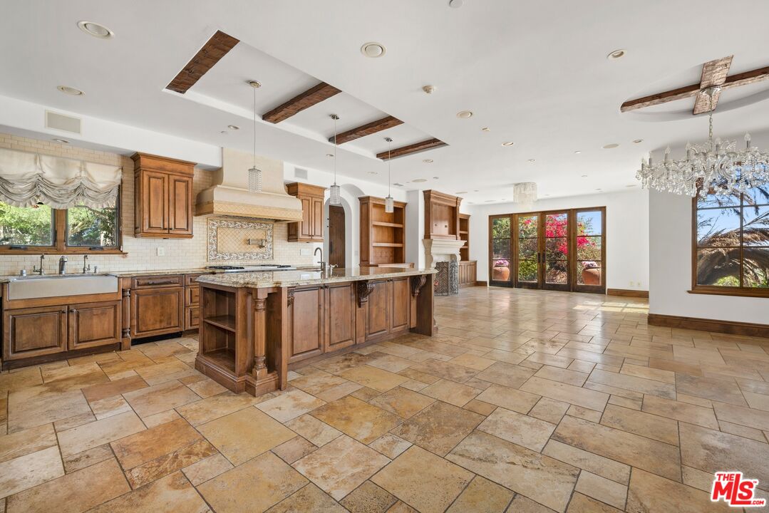 1111 Stradella Rd