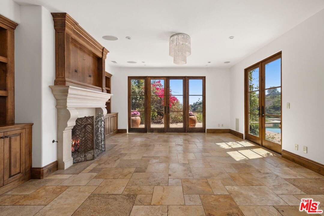 1111 Stradella Rd