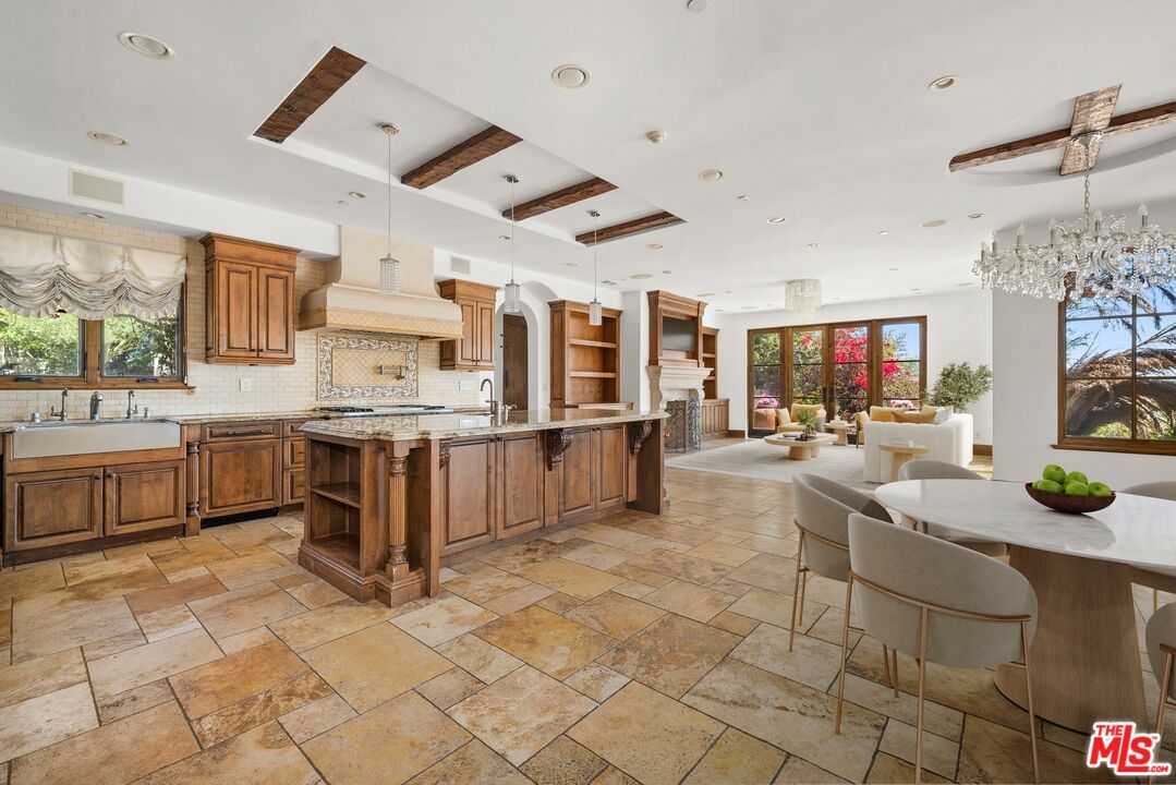 1111 Stradella Rd