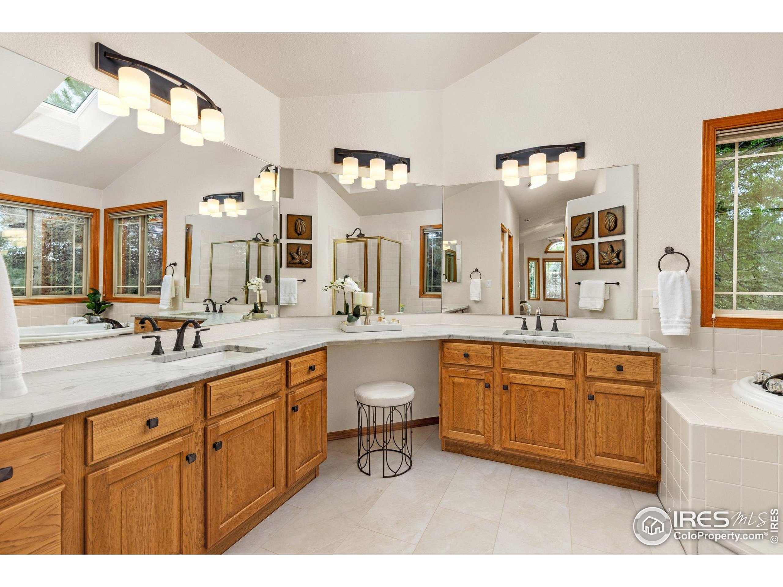 1401 Clover Creek Dr