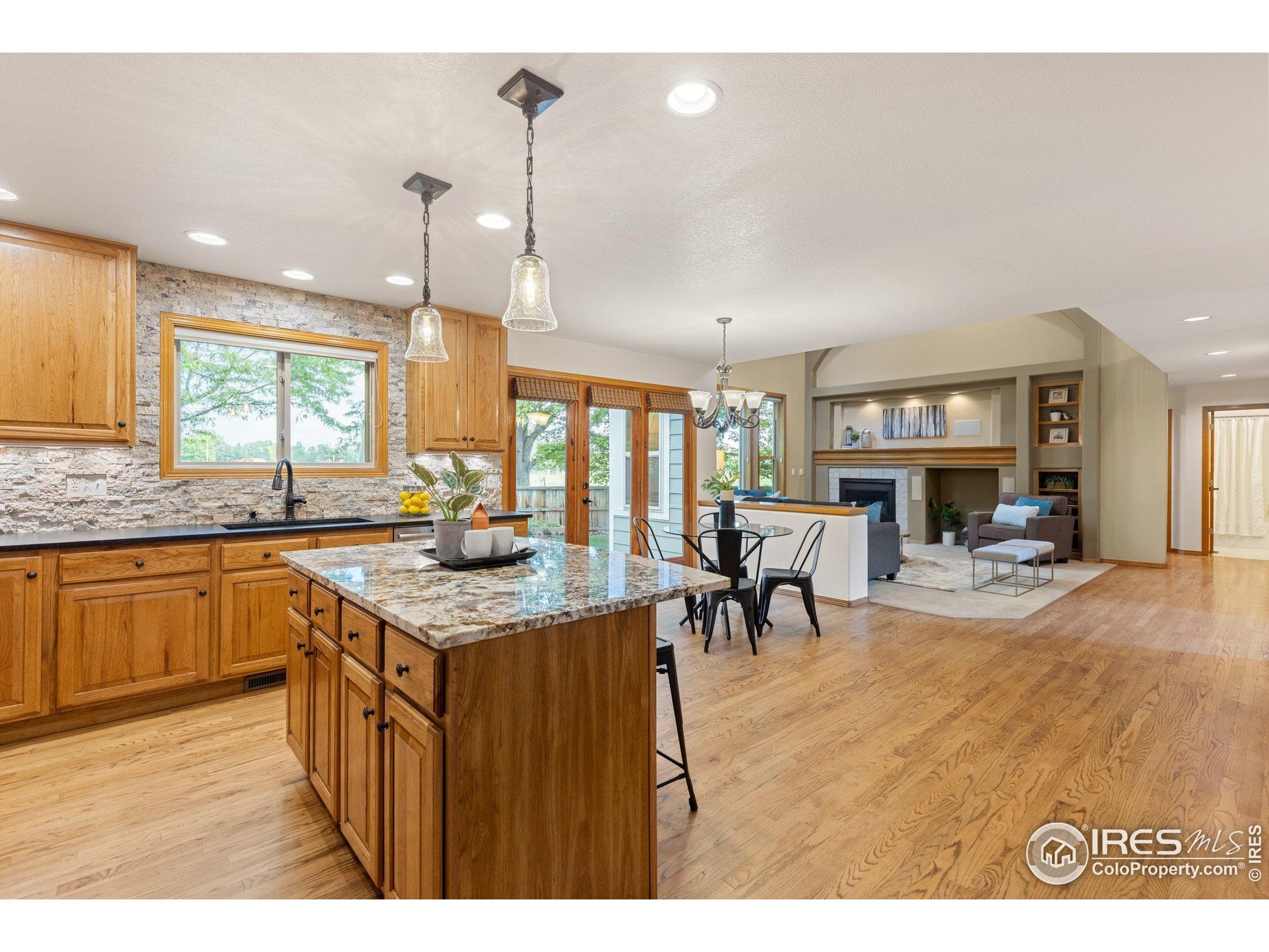 1401 Clover Creek Dr