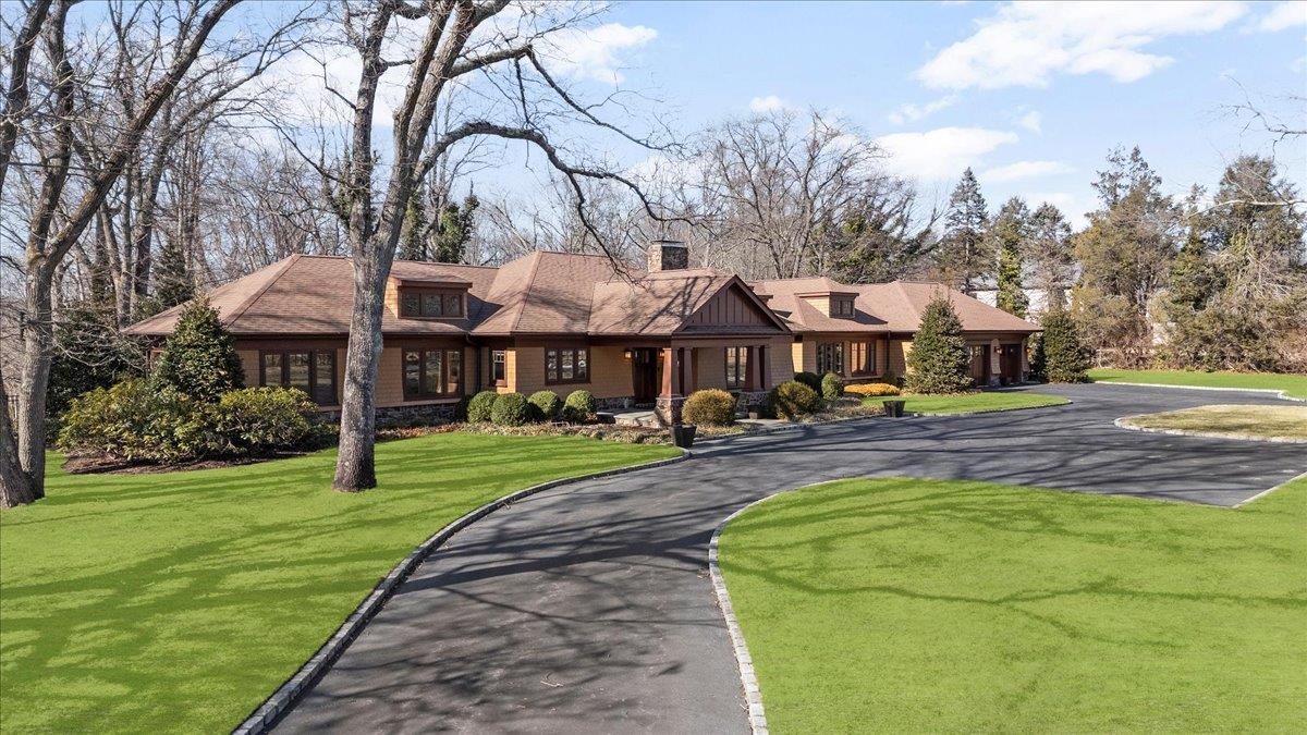 11 E Woods Drive
