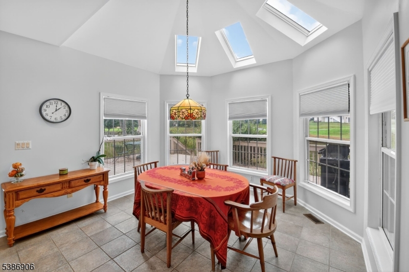5 Rock Oak Ct