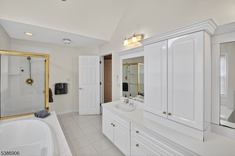 5 Rock Oak Ct