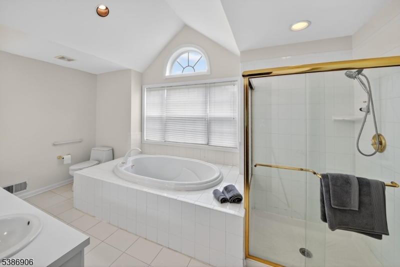 5 Rock Oak Ct