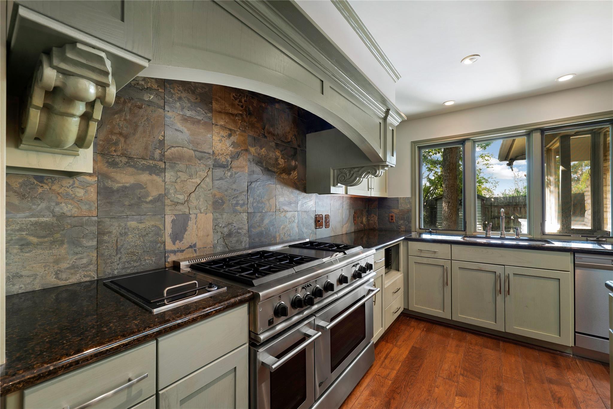 2112 Wychwood DR