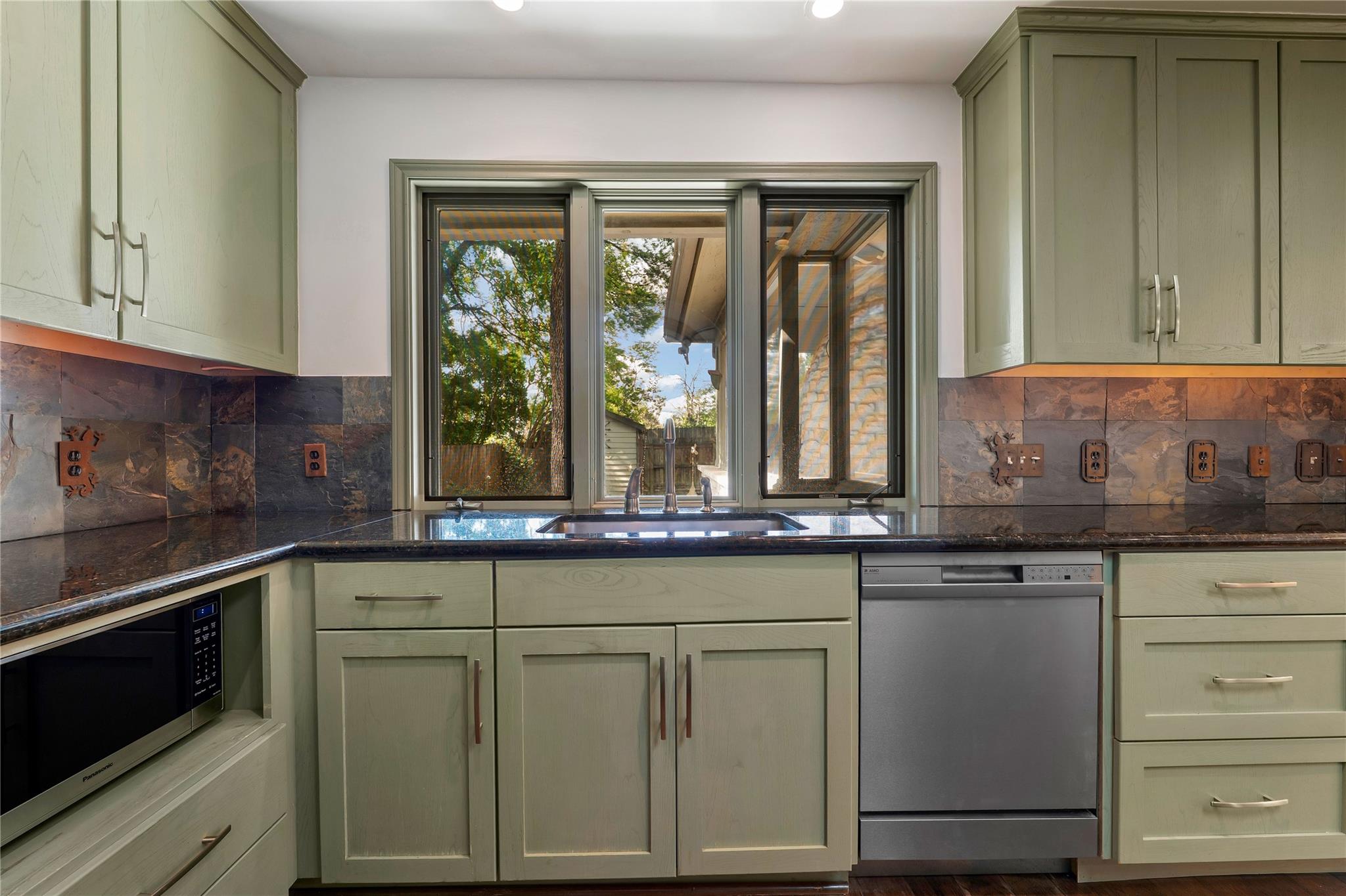 2112 Wychwood DR