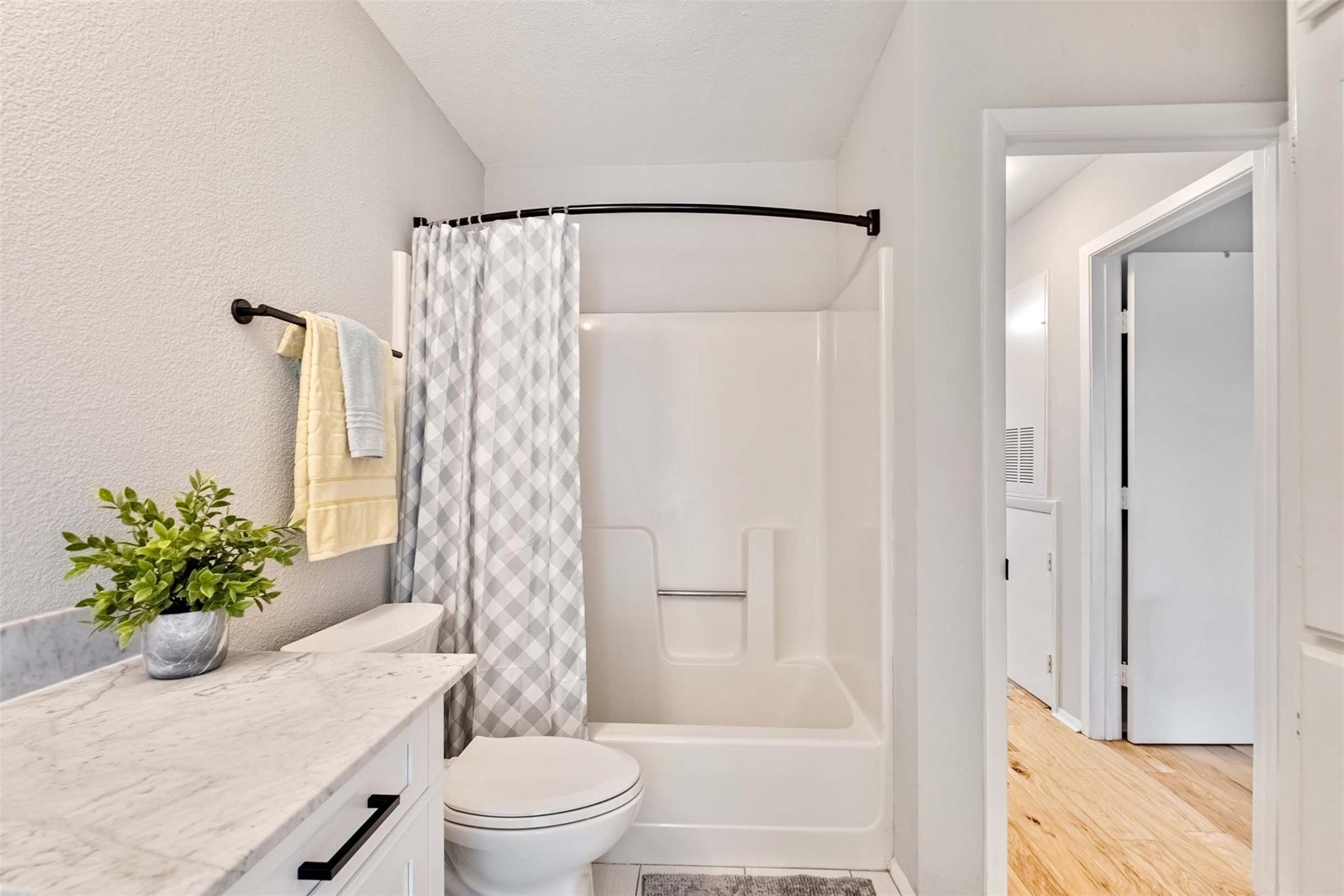 5602 Woodrow Ave # 204